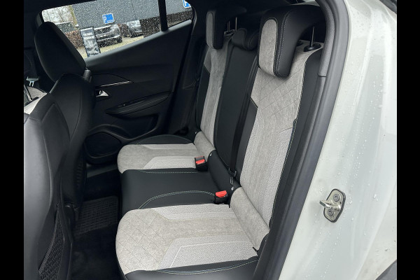 Peugeot e-2008 EV GT Première 3 fase 50 kWh VAN: 18.400,- VOOR: 16.770,- UW EINDEJAARSVOORDEEL: 1.630,- | RIJKLAARPRIJS INCL. 12MND BOVAG GARANTIE | STOELVERWARMING | DODE HOEK EN CAMERA