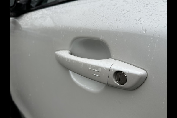 Peugeot e-2008 EV GT Première 3 fase 50 kWh VAN: 18.400,- VOOR: 16.770,- UW EINDEJAARSVOORDEEL: 1.630,- | RIJKLAARPRIJS INCL. 12MND BOVAG GARANTIE | STOELVERWARMING | DODE HOEK EN CAMERA