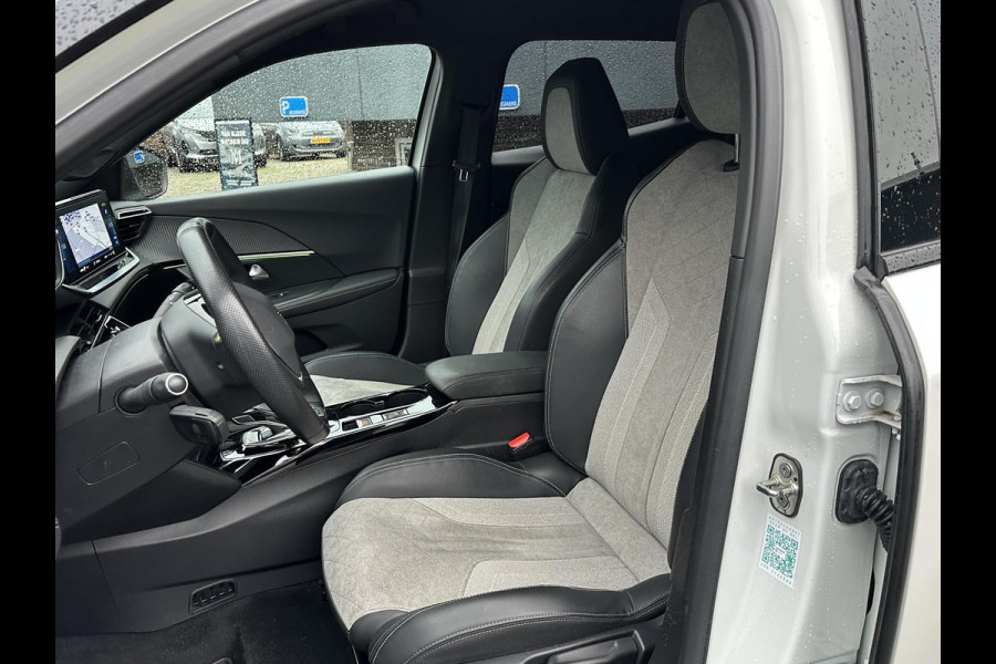 Peugeot e-2008 EV GT Première 3 fase 50 kWh VAN: 18.400,- VOOR: 16.770,- UW EINDEJAARSVOORDEEL: 1.630,- | RIJKLAARPRIJS INCL. 12MND BOVAG GARANTIE | STOELVERWARMING | DODE HOEK EN CAMERA