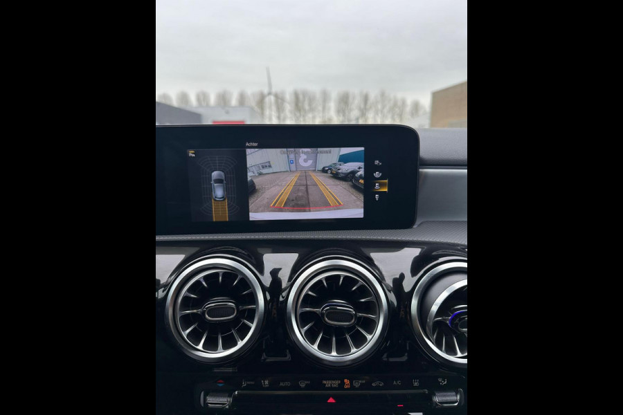 Mercedes-Benz A-Klasse 250 e Business Solution AMG Limited | Elektrische trekhaak | Stoelverwarming | Half leder | Camera