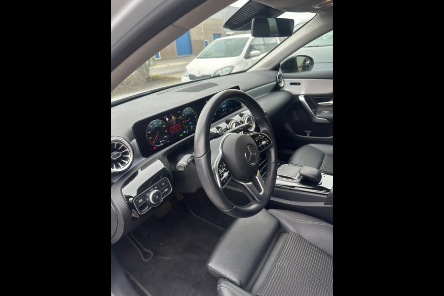 Mercedes-Benz A-Klasse 250 e Business Solution AMG Limited | Elektrische trekhaak | Stoelverwarming | Half leder | Camera