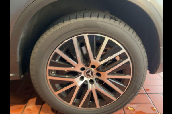 Mercedes-Benz GLC 300e 4MATIC 320pk PHEV | Trekhaak | 19 inch | Stoelverwarming | Adaptive cruise control | Achteruitrijcamera | Elektrisch verstelbare stoelen | Elektrsich verstelbare stoelen | 2 bandensets