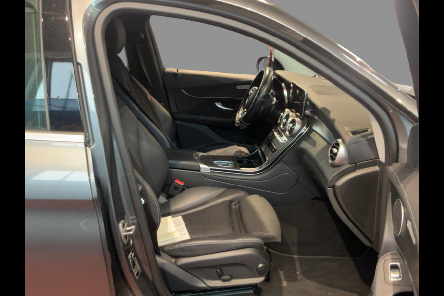 Mercedes-Benz GLC 300e 4MATIC 320pk PHEV | Trekhaak | 19 inch | Stoelverwarming | Adaptive cruise control | Achteruitrijcamera | Elektrisch verstelbare stoelen | Elektrsich verstelbare stoelen | 2 bandensets