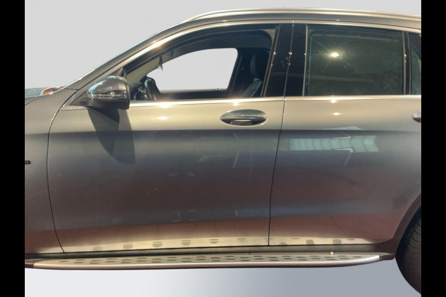 Mercedes-Benz GLC 300e 4MATIC 320pk PHEV | Trekhaak | 19 inch | Stoelverwarming | Adaptive cruise control | Achteruitrijcamera | Elektrisch verstelbare stoelen | Elektrsich verstelbare stoelen | 2 bandensets