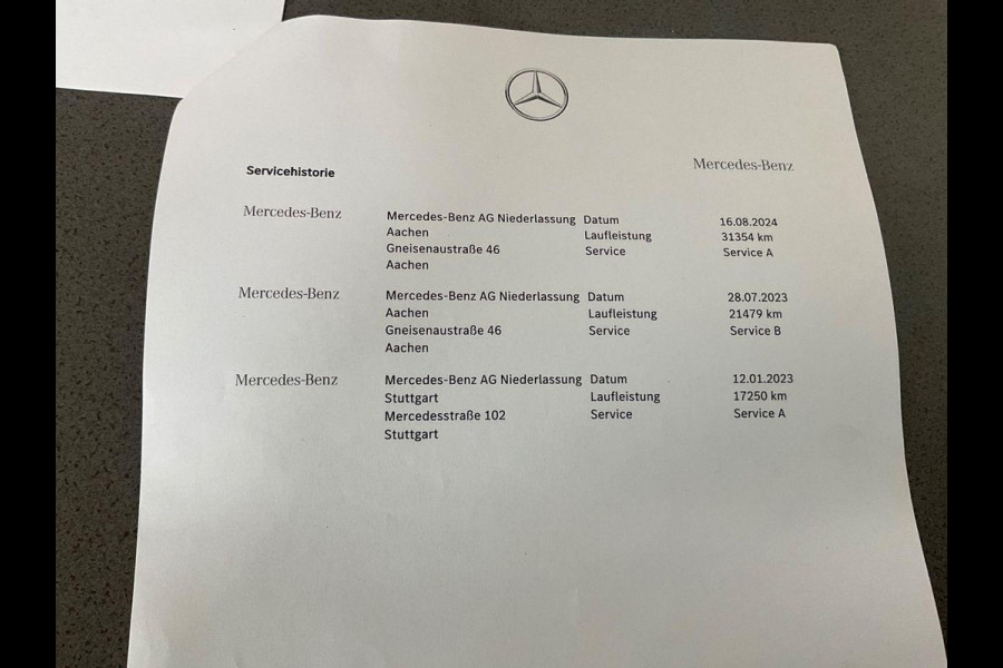 Mercedes-Benz GLC 300e 4MATIC 320pk PHEV | Trekhaak | 19 inch | Stoelverwarming | Adaptive cruise control | Achteruitrijcamera | Elektrisch verstelbare stoelen | Elektrsich verstelbare stoelen | 2 bandensets