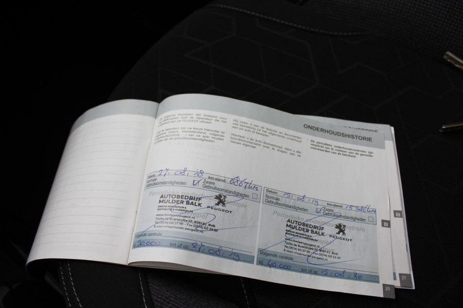 Peugeot 2008 1.2 PureTech Blue Lion AUTOMAAT PANORAMA MULTIMEDIA NAVI AIRCO CRUISE TREKHAAK ETC