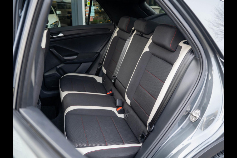 Volkswagen T-Roc 1.5 TSI Sport / Beats / Pano / Virtual / Stuur/stoel verwarming / CarPlay / Camera / LED / ACC / El. kofferbak