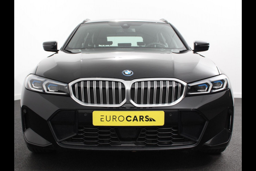 BMW 3 Serie Touring 330e Touring M Sport PHEV | DEMO ! | Navigatie Climate Control Lichtmetalen velgen LED Virtual Cockpit Parkeersensoren Voor en Achter Achteruitrijcamera Apple carplay/ Andriod auto Stoelverwarming Stuur verwarming Elektrische achterklep Prijs Incl. BOVAG Garantie