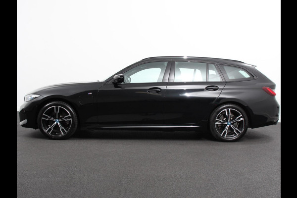 BMW 3 Serie Touring 330e Touring M Sport PHEV | DEMO ! | Navigatie Climate Control Lichtmetalen velgen LED Virtual Cockpit Parkeersensoren Voor en Achter Achteruitrijcamera Apple carplay/ Andriod auto Stoelverwarming Stuur verwarming Elektrische achterklep Prijs Incl. BOVAG Garantie
