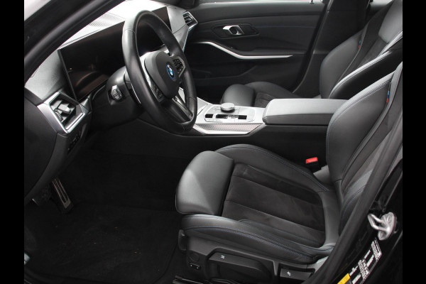 BMW 3 Serie Touring 330e Touring M Sport PHEV | DEMO ! | Navigatie Climate Control Lichtmetalen velgen LED Virtual Cockpit Parkeersensoren Voor en Achter Achteruitrijcamera Apple carplay/ Andriod auto Stoelverwarming Stuur verwarming Elektrische achterklep Prijs Incl. BOVAG Garantie