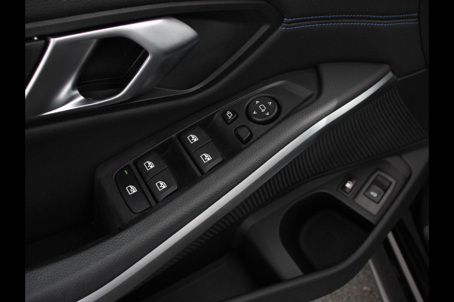 BMW 3 Serie Touring 330e Touring M Sport PHEV | DEMO ! | Navigatie Climate Control Lichtmetalen velgen LED Virtual Cockpit Parkeersensoren Voor en Achter Achteruitrijcamera Apple carplay/ Andriod auto Stoelverwarming Stuur verwarming Elektrische achterklep Prijs Incl. BOVAG Garantie