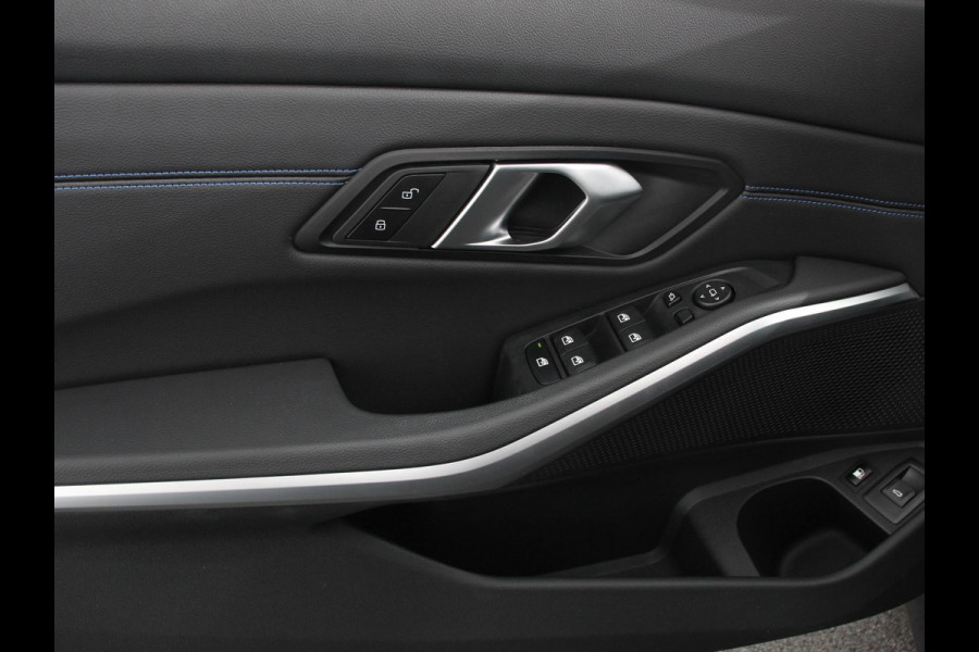 BMW 3 Serie Touring 330e Touring M Sport PHEV | DEMO ! | Navigatie Climate Control Lichtmetalen velgen LED Virtual Cockpit Parkeersensoren Voor en Achter Achteruitrijcamera Apple carplay/ Andriod auto Stoelverwarming Stuur verwarming Elektrische achterklep Prijs Incl. BOVAG Garantie