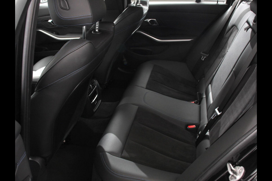 BMW 3 Serie Touring 330e Touring M Sport PHEV | DEMO ! | Navigatie Climate Control Lichtmetalen velgen LED Virtual Cockpit Parkeersensoren Voor en Achter Achteruitrijcamera Apple carplay/ Andriod auto Stoelverwarming Stuur verwarming Elektrische achterklep Prijs Incl. BOVAG Garantie