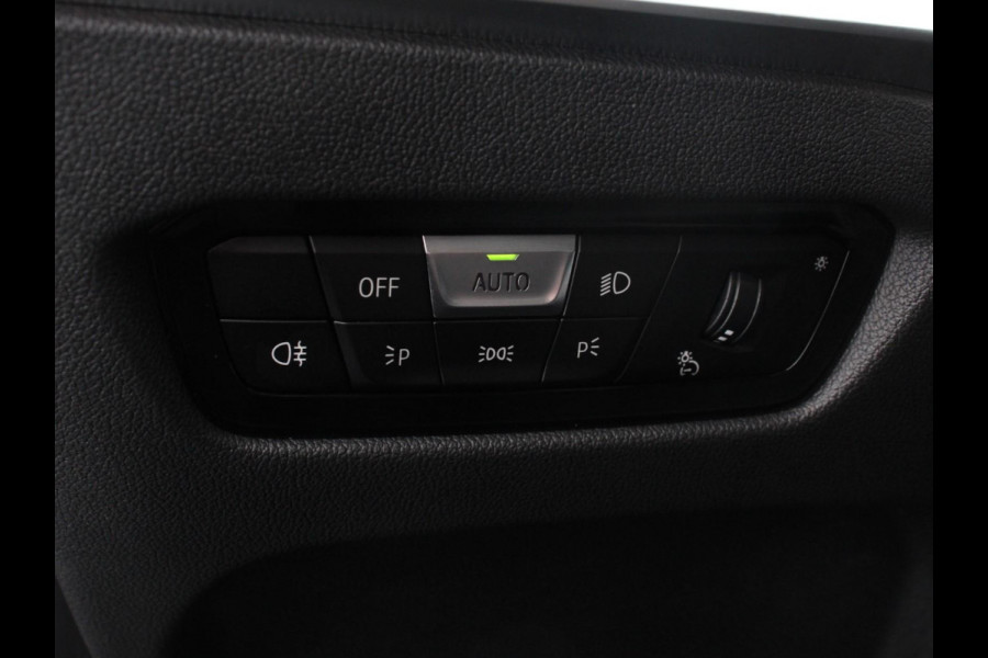 BMW 3 Serie Touring 330e Touring M Sport PHEV | DEMO ! | Navigatie Climate Control Lichtmetalen velgen LED Virtual Cockpit Parkeersensoren Voor en Achter Achteruitrijcamera Apple carplay/ Andriod auto Stoelverwarming Stuur verwarming Elektrische achterklep Prijs Incl. BOVAG Garantie