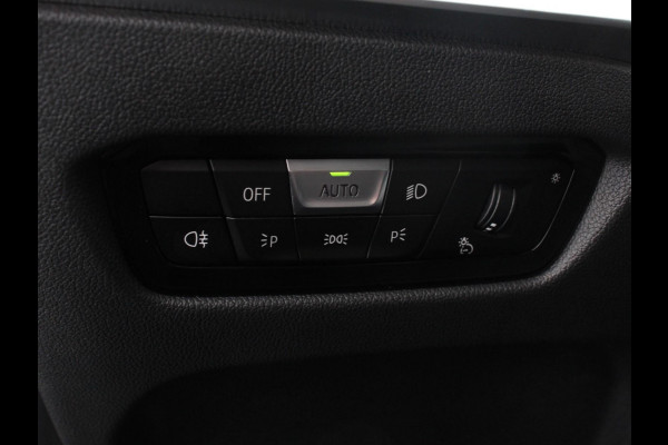 BMW 3 Serie Touring 330e Touring M Sport PHEV | DEMO ! | Navigatie Climate Control Lichtmetalen velgen LED Virtual Cockpit Parkeersensoren Voor en Achter Achteruitrijcamera Apple carplay/ Andriod auto Stoelverwarming Stuur verwarming Elektrische achterklep Prijs Incl. BOVAG Garantie