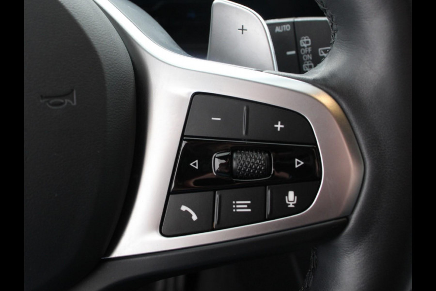 BMW 3 Serie Touring 330e Touring M Sport PHEV | DEMO ! | Navigatie Climate Control Lichtmetalen velgen LED Virtual Cockpit Parkeersensoren Voor en Achter Achteruitrijcamera Apple carplay/ Andriod auto Stoelverwarming Stuur verwarming Elektrische achterklep Prijs Incl. BOVAG Garantie