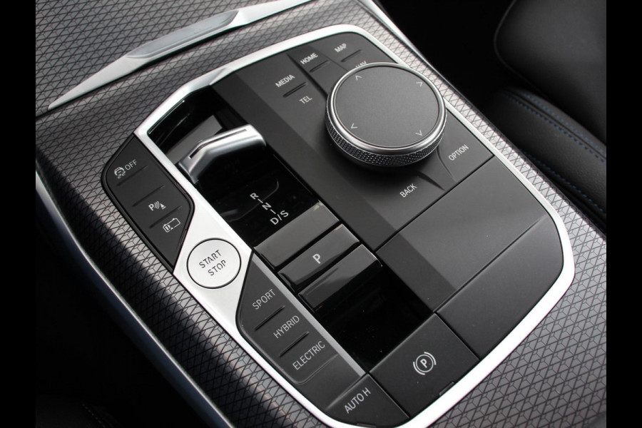 BMW 3 Serie Touring 330e Touring M Sport PHEV | DEMO ! | Navigatie Climate Control Lichtmetalen velgen LED Virtual Cockpit Parkeersensoren Voor en Achter Achteruitrijcamera Apple carplay/ Andriod auto Stoelverwarming Stuur verwarming Elektrische achterklep Prijs Incl. BOVAG Garantie