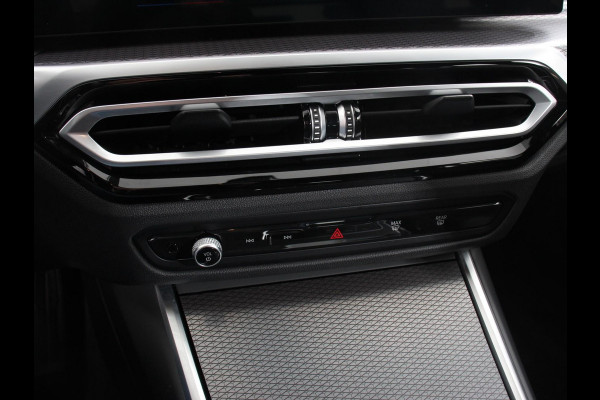 BMW 3 Serie Touring 330e Touring M Sport PHEV | DEMO ! | Navigatie Climate Control Lichtmetalen velgen LED Virtual Cockpit Parkeersensoren Voor en Achter Achteruitrijcamera Apple carplay/ Andriod auto Stoelverwarming Stuur verwarming Elektrische achterklep Prijs Incl. BOVAG Garantie