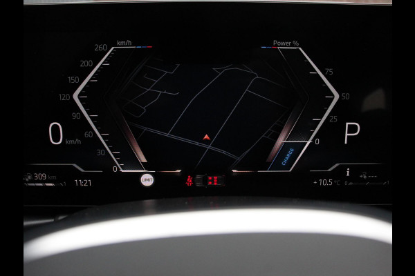 BMW 3 Serie Touring 330e Touring M Sport PHEV | DEMO ! | Navigatie Climate Control Lichtmetalen velgen LED Virtual Cockpit Parkeersensoren Voor en Achter Achteruitrijcamera Apple carplay/ Andriod auto Stoelverwarming Stuur verwarming Elektrische achterklep Prijs Incl. BOVAG Garantie