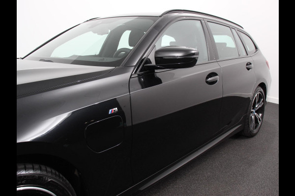 BMW 3 Serie Touring 330e Touring M Sport PHEV | DEMO ! | Navigatie Climate Control Lichtmetalen velgen LED Virtual Cockpit Parkeersensoren Voor en Achter Achteruitrijcamera Apple carplay/ Andriod auto Stoelverwarming Stuur verwarming Elektrische achterklep Prijs Incl. BOVAG Garantie