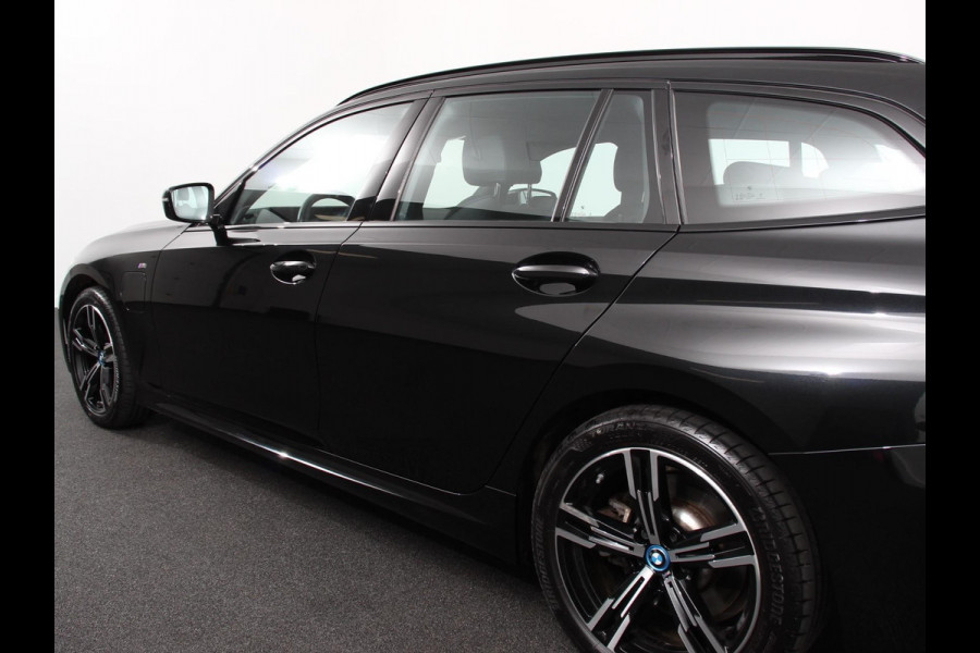 BMW 3 Serie Touring 330e Touring M Sport PHEV | DEMO ! | Navigatie Climate Control Lichtmetalen velgen LED Virtual Cockpit Parkeersensoren Voor en Achter Achteruitrijcamera Apple carplay/ Andriod auto Stoelverwarming Stuur verwarming Elektrische achterklep Prijs Incl. BOVAG Garantie
