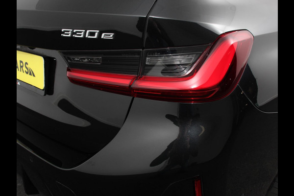 BMW 3 Serie Touring 330e Touring M Sport PHEV | DEMO ! | Navigatie Climate Control Lichtmetalen velgen LED Virtual Cockpit Parkeersensoren Voor en Achter Achteruitrijcamera Apple carplay/ Andriod auto Stoelverwarming Stuur verwarming Elektrische achterklep Prijs Incl. BOVAG Garantie