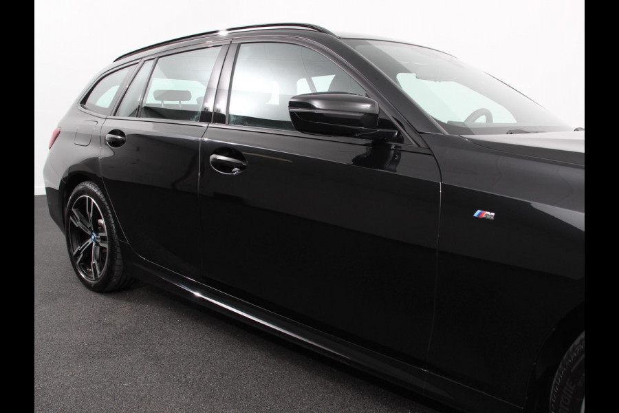 BMW 3 Serie Touring 330e Touring M Sport PHEV | DEMO ! | Navigatie Climate Control Lichtmetalen velgen LED Virtual Cockpit Parkeersensoren Voor en Achter Achteruitrijcamera Apple carplay/ Andriod auto Stoelverwarming Stuur verwarming Elektrische achterklep Prijs Incl. BOVAG Garantie