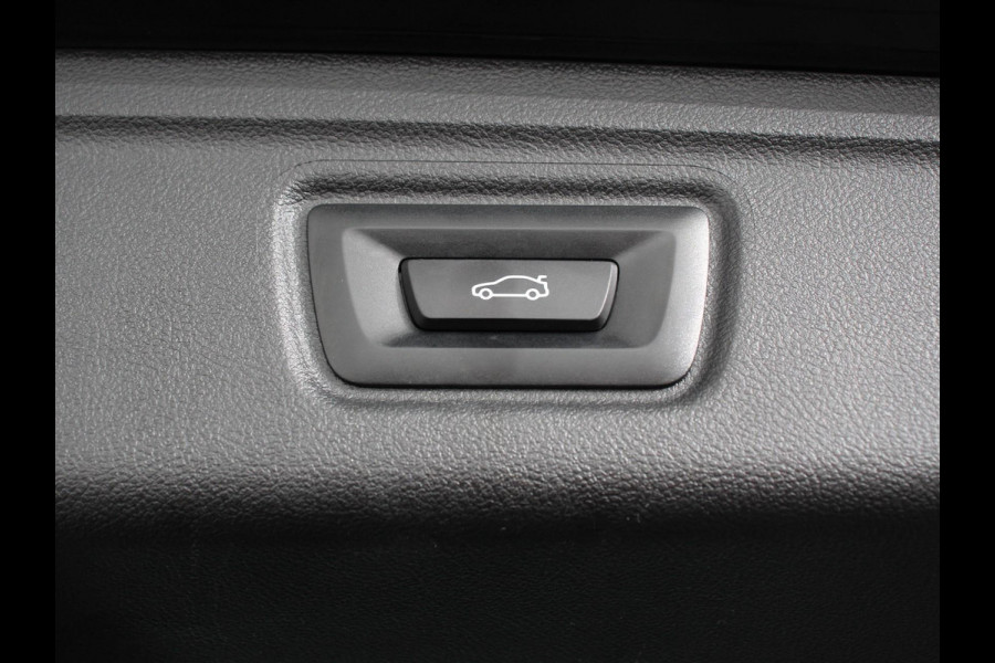 BMW 3 Serie Touring 330e Touring M Sport PHEV | DEMO ! | Navigatie Climate Control Lichtmetalen velgen LED Virtual Cockpit Parkeersensoren Voor en Achter Achteruitrijcamera Apple carplay/ Andriod auto Stoelverwarming Stuur verwarming Elektrische achterklep Prijs Incl. BOVAG Garantie