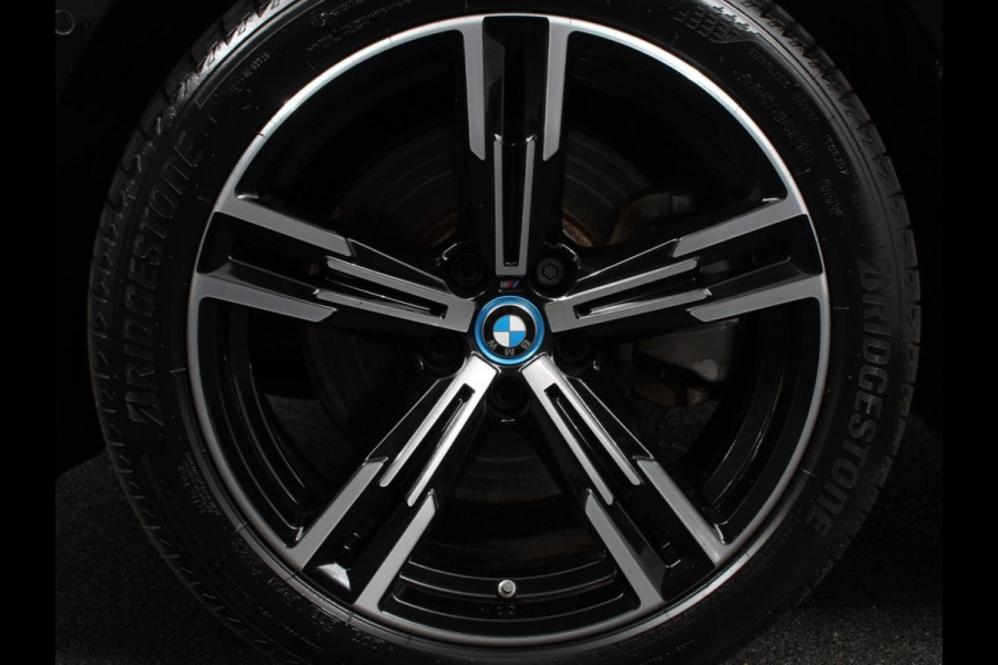 BMW 3 Serie Touring 330e Touring M Sport PHEV | DEMO ! | Navigatie Climate Control Lichtmetalen velgen LED Virtual Cockpit Parkeersensoren Voor en Achter Achteruitrijcamera Apple carplay/ Andriod auto Stoelverwarming Stuur verwarming Elektrische achterklep Prijs Incl. BOVAG Garantie