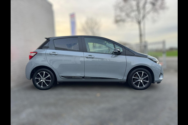 Toyota Yaris 1.5 VVT-i Dynamic CARPLAY / TREKHAAK / TWO-TONE / CAMERA / STOELVERWARMING / BOTSWARNING / METALLIC LAK / CRUISE