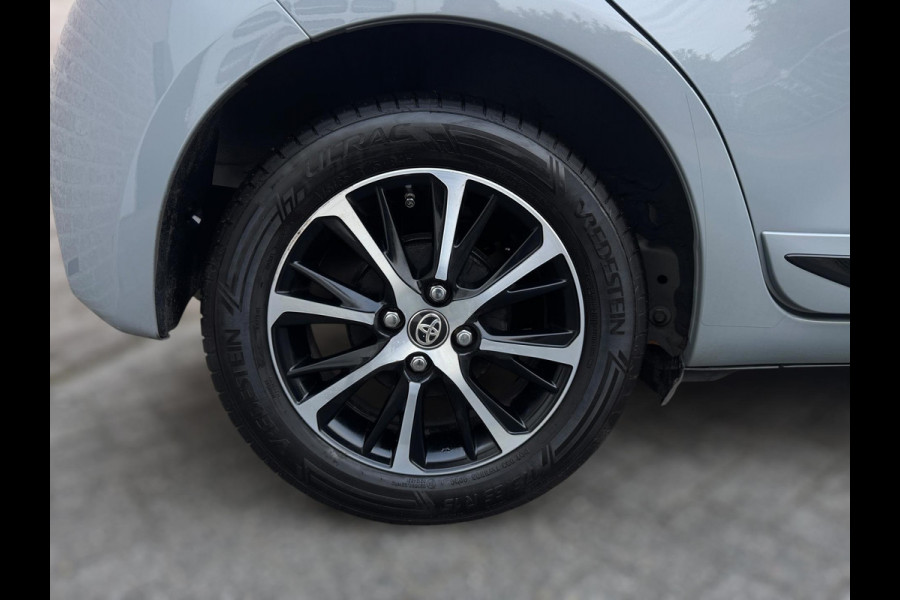 Toyota Yaris 1.5 VVT-i Dynamic CARPLAY / TREKHAAK / TWO-TONE / CAMERA / STOELVERWARMING / BOTSWARNING / METALLIC LAK / CRUISE