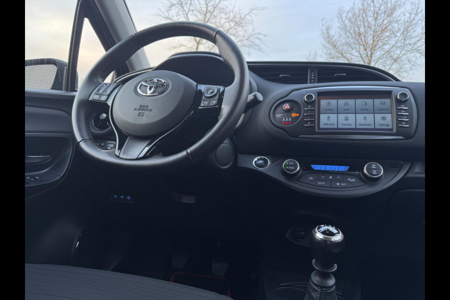 Toyota Yaris 1.5 VVT-i Dynamic CARPLAY / TREKHAAK / TWO-TONE / CAMERA / STOELVERWARMING / BOTSWARNING / METALLIC LAK / CRUISE
