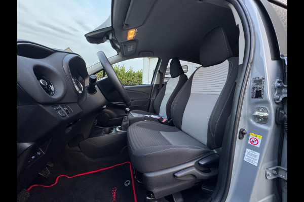 Toyota Yaris 1.5 VVT-i Dynamic CARPLAY / TREKHAAK / TWO-TONE / CAMERA / STOELVERWARMING / BOTSWARNING / METALLIC LAK / CRUISE