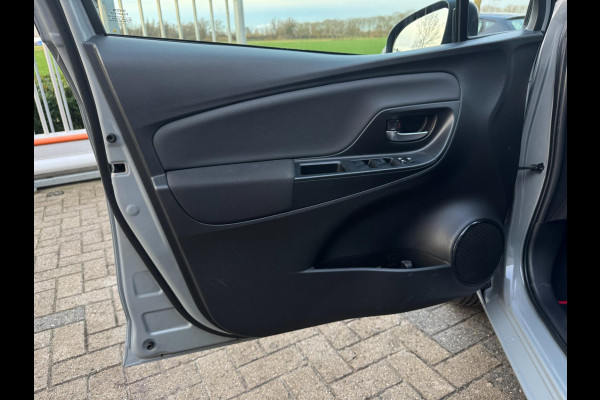 Toyota Yaris 1.5 VVT-i Dynamic CARPLAY / TREKHAAK / TWO-TONE / CAMERA / STOELVERWARMING / BOTSWARNING / METALLIC LAK / CRUISE
