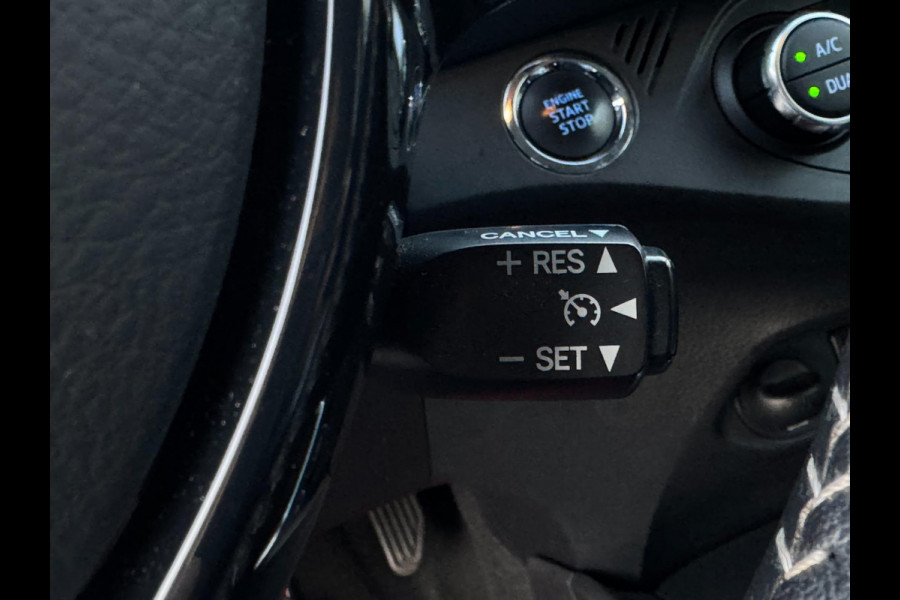 Toyota Yaris 1.5 VVT-i Dynamic CARPLAY / TREKHAAK / TWO-TONE / CAMERA / STOELVERWARMING / BOTSWARNING / METALLIC LAK / CRUISE