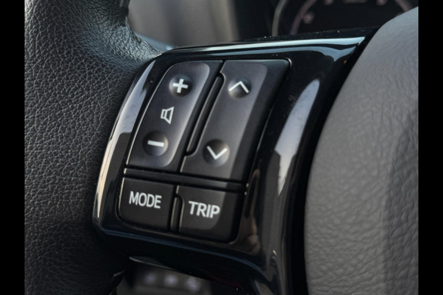 Toyota Yaris 1.5 VVT-i Dynamic CARPLAY / TREKHAAK / TWO-TONE / CAMERA / STOELVERWARMING / BOTSWARNING / METALLIC LAK / CRUISE