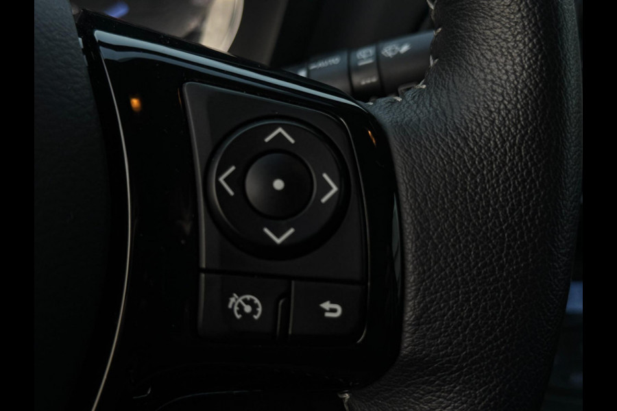 Toyota Yaris 1.5 VVT-i Dynamic CARPLAY / TREKHAAK / TWO-TONE / CAMERA / STOELVERWARMING / BOTSWARNING / METALLIC LAK / CRUISE