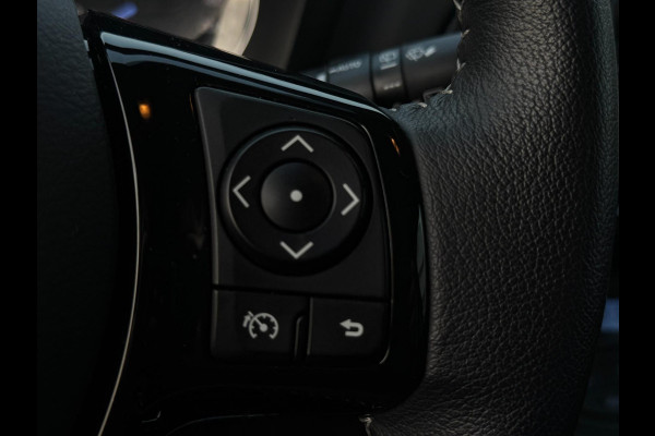 Toyota Yaris 1.5 VVT-i Dynamic CARPLAY / TREKHAAK / TWO-TONE / CAMERA / STOELVERWARMING / BOTSWARNING / METALLIC LAK / CRUISE