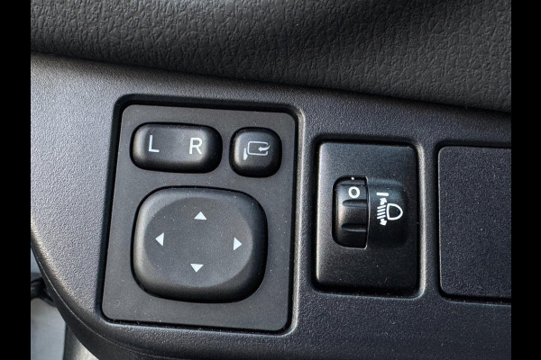 Toyota Yaris 1.5 VVT-i Dynamic CARPLAY / TREKHAAK / TWO-TONE / CAMERA / STOELVERWARMING / BOTSWARNING / METALLIC LAK / CRUISE