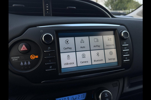 Toyota Yaris 1.5 VVT-i Dynamic CARPLAY / TREKHAAK / TWO-TONE / CAMERA / STOELVERWARMING / BOTSWARNING / METALLIC LAK / CRUISE