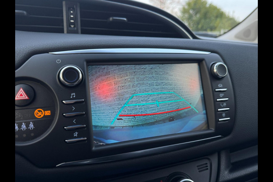 Toyota Yaris 1.5 VVT-i Dynamic CARPLAY / TREKHAAK / TWO-TONE / CAMERA / STOELVERWARMING / BOTSWARNING / METALLIC LAK / CRUISE