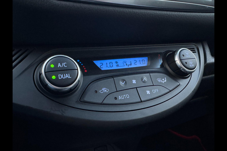 Toyota Yaris 1.5 VVT-i Dynamic CARPLAY / TREKHAAK / TWO-TONE / CAMERA / STOELVERWARMING / BOTSWARNING / METALLIC LAK / CRUISE