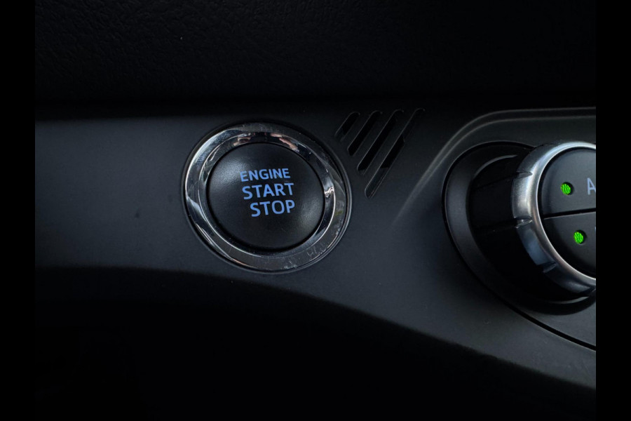 Toyota Yaris 1.5 VVT-i Dynamic CARPLAY / TREKHAAK / TWO-TONE / CAMERA / STOELVERWARMING / BOTSWARNING / METALLIC LAK / CRUISE