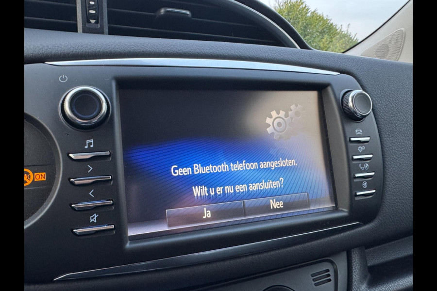 Toyota Yaris 1.5 VVT-i Dynamic CARPLAY / TREKHAAK / TWO-TONE / CAMERA / STOELVERWARMING / BOTSWARNING / METALLIC LAK / CRUISE