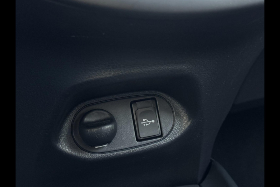 Toyota Yaris 1.5 VVT-i Dynamic CARPLAY / TREKHAAK / TWO-TONE / CAMERA / STOELVERWARMING / BOTSWARNING / METALLIC LAK / CRUISE