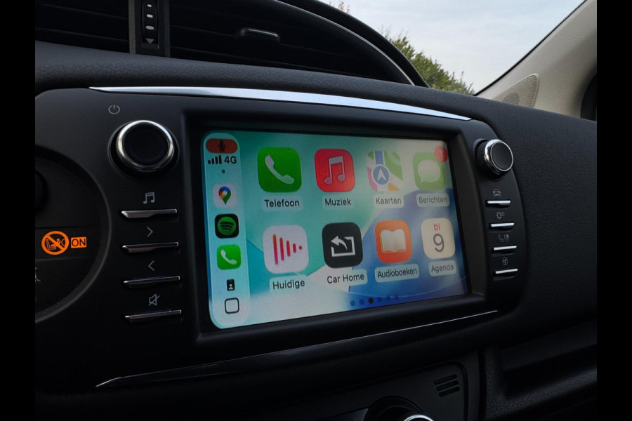 Toyota Yaris 1.5 VVT-i Dynamic CARPLAY / TREKHAAK / TWO-TONE / CAMERA / STOELVERWARMING / BOTSWARNING / METALLIC LAK / CRUISE