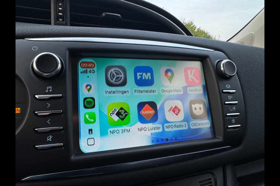 Toyota Yaris 1.5 VVT-i Dynamic CARPLAY / TREKHAAK / TWO-TONE / CAMERA / STOELVERWARMING / BOTSWARNING / METALLIC LAK / CRUISE