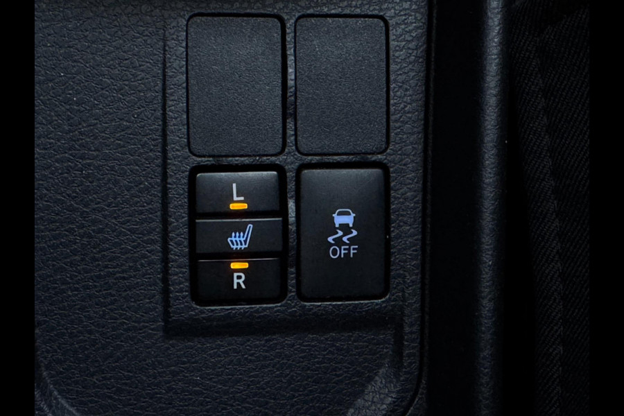 Toyota Yaris 1.5 VVT-i Dynamic CARPLAY / TREKHAAK / TWO-TONE / CAMERA / STOELVERWARMING / BOTSWARNING / METALLIC LAK / CRUISE