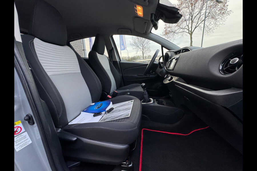 Toyota Yaris 1.5 VVT-i Dynamic CARPLAY / TREKHAAK / TWO-TONE / CAMERA / STOELVERWARMING / BOTSWARNING / METALLIC LAK / CRUISE
