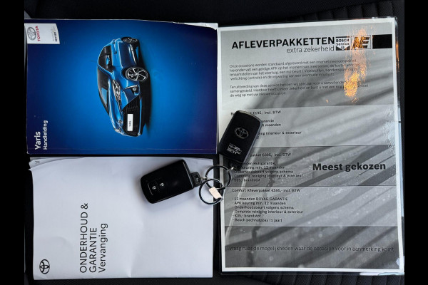 Toyota Yaris 1.5 VVT-i Dynamic CARPLAY / TREKHAAK / TWO-TONE / CAMERA / STOELVERWARMING / BOTSWARNING / METALLIC LAK / CRUISE